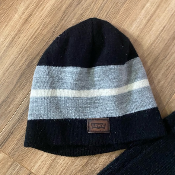 Levi’s Mens Black & Grey Hat and Scarf set - Picture 8 of 8